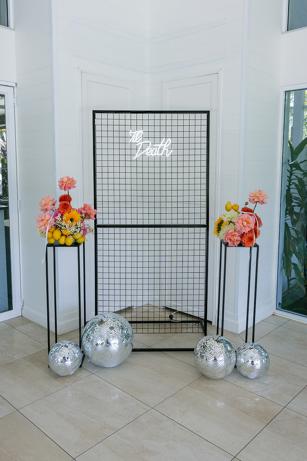 <b>Black Screen &amp; 2 x Plinths</b>