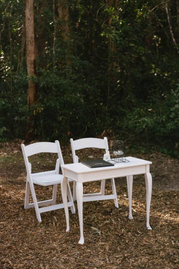 <b>Signing Table &amp; 2x Chairs</b>