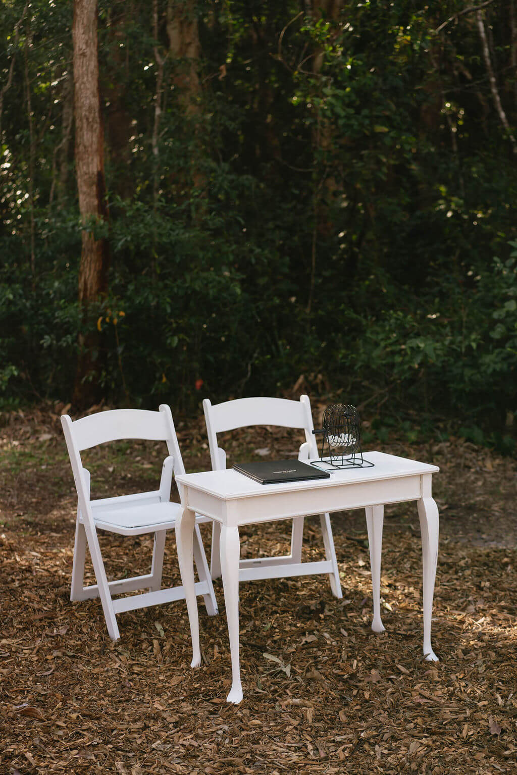 <b>Signing Table &amp; 2x Chairs</b>