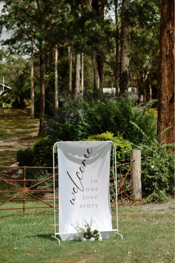 <b>&nbsp;Material welcome sign &amp; stand</b>